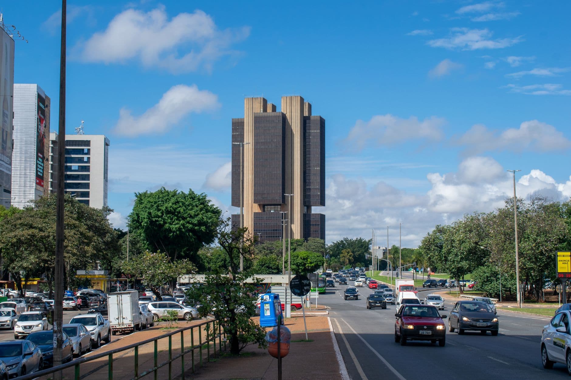 Dual Central Bank Decisions Place Brazilian Real’s High-Yield Carry Trade Under Immediate Threat