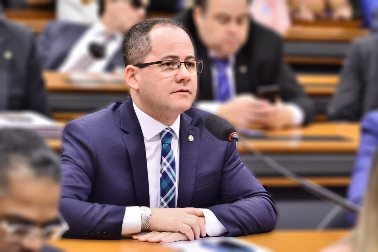Federal Deputy Targeted by Police for Alleged Influence Peddling, Highlighting Judicial Corruption Fears