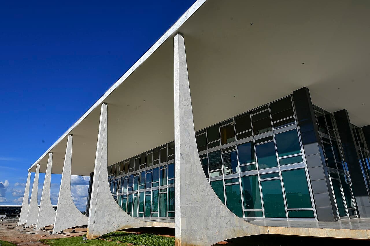 Institutional Distrust Hits Historic High Ahead of Brazil General Election