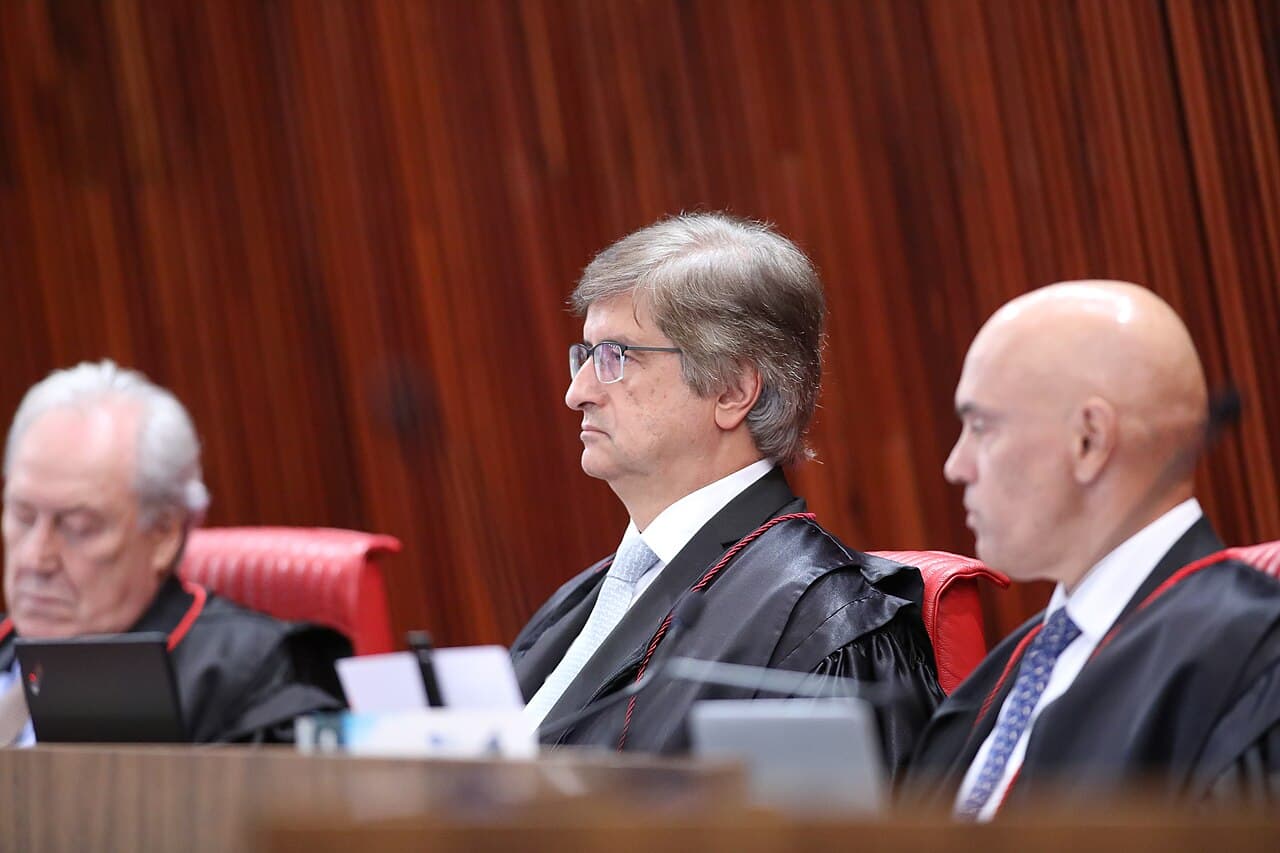 Photo Links Brazil’s Prosecutor General to Banker Under Financial Investigation