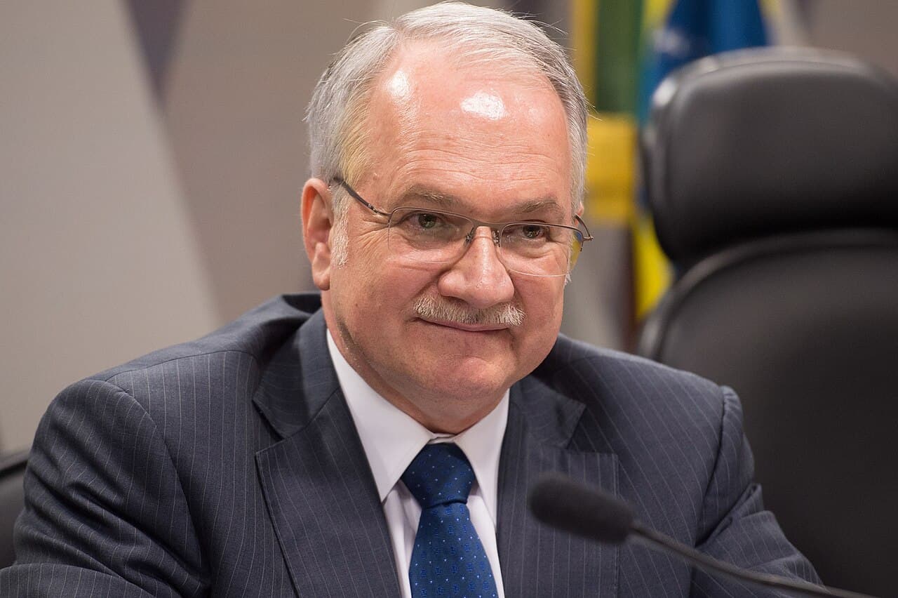 STF President Fachin Intervenes to Isolate Crisis Between Justices Moraes and Mendonça